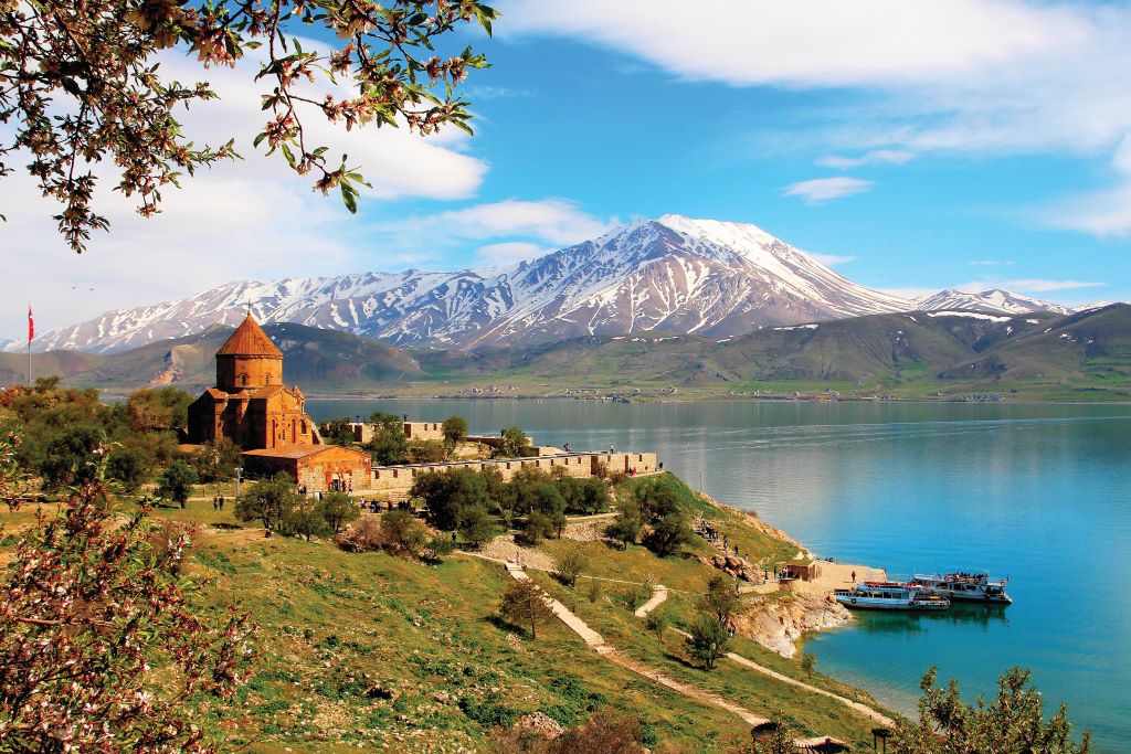 Akdamar Kilisesi ve Van Kalesi: Doğu'nun Krallık Mirası