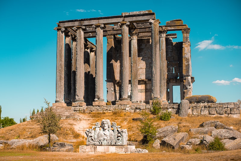 Aizanoi Antik Kenti: Dünyanın İlk Borsası ve Zeus Tapınağı
